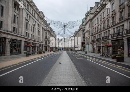 Le lendemain de Noël se vide dans les rues du West End de Londres, y compris Oxford Street et Regent Street sur ce qui est normalement le jour de shopping le plus achalandé de la Grande-Bretagne. Banque D'Images