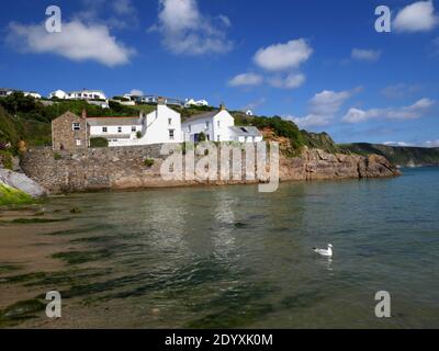 Marée haute à Gorran Haven, Cornwall. Banque D'Images