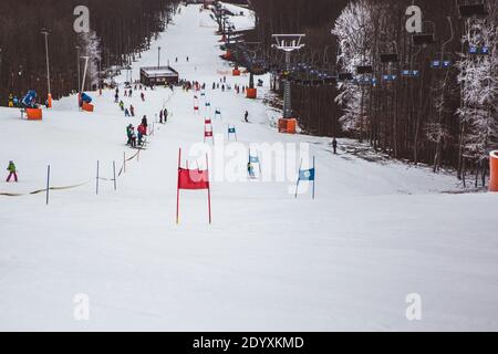 Course de ski pour enfants et adultes. Sports d'hiver activités récréatives. Hongrie, Europe Banque D'Images