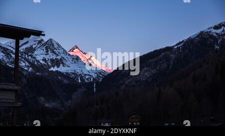 Paysage idyllique de soleil rose dans les Alpes du Tyrol, Autriche. Saison d'hiver Banque D'Images