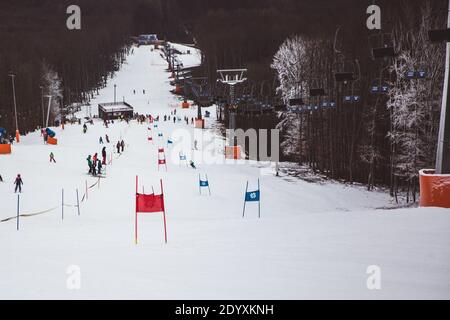 Course de ski pour enfants et adultes. Sports d'hiver activités récréatives. Hongrie, Europe Banque D'Images