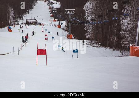 Course de ski pour enfants et adultes. Sports d'hiver activités récréatives. Hongrie, Europe Banque D'Images