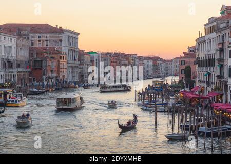 Venise, Italie - 29 2014 octobre : un grand canal animé à Venise, Italie, tandis que le soleil se couche le soir d'octobre. Banque D'Images