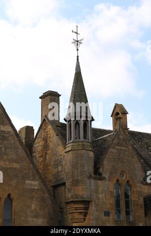 Ces images ont été prises dans les Cotswolds en mettant l'accent sur l'ancienne architecture et les bâtiments d'époque entourant les lieux de culte et les monuments commémoratifs. Banque D'Images