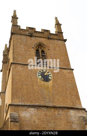 Ces images ont été prises dans les Cotswolds en mettant l'accent sur l'ancienne architecture et les bâtiments d'époque entourant les lieux de culte et les monuments commémoratifs. Banque D'Images