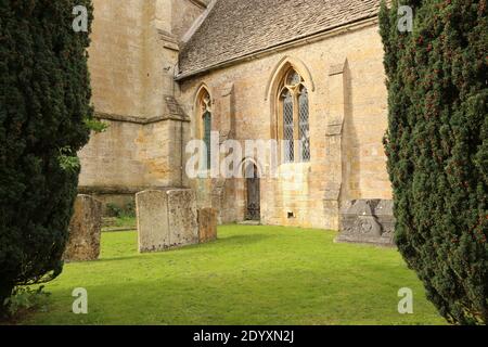 Ces images ont été prises dans les Cotswolds en mettant l'accent sur l'ancienne architecture et les bâtiments d'époque entourant les lieux de culte et les monuments commémoratifs. Banque D'Images