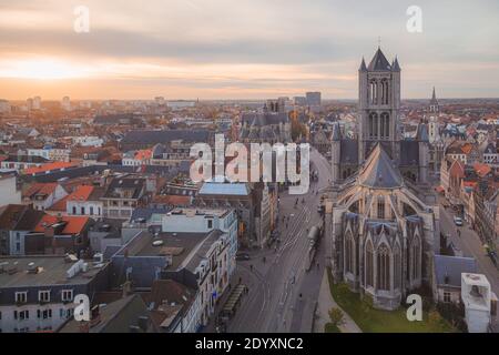 Gand, Belgique - novembre 13 2014 : la belle vieille ville historique de Gand, Belgique, baignée de lumière dorée le soir. Banque D'Images