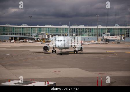 Vancouver, Canada - juillet 19 2014 : un avion d'Air Canada se met dans le terminal intérieur de l'aéroport international de Vancouver Banque D'Images