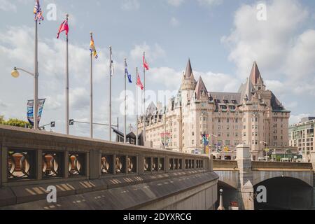 Ottawa, Canada - le 24 2014 juillet : une journée d'été ensoleillée dans la capitale du Canada, au centre-ville d'Ottawa, en Ontario, avec le Fairmont Château Laurier mettant en vedette le promi Banque D'Images
