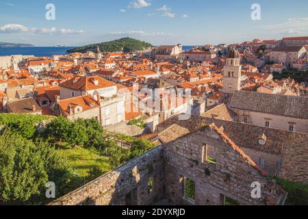 Dubrovnik, Croatie - septembre 26 2014 : vue sur la vieille ville de Dubrovnik, la Croatie et la mer Adriatique en regardant depuis le sommet des remparts de la ville antique. Banque D'Images