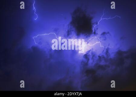 Éclair traversant le ciel sombre et nuageux Banque D'Images