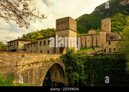 Pont romain à San Vittore delle Chiuse, Marche, Italie. Banque D'Images