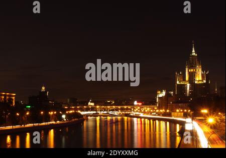 30 juillet 2011, Moscou, Russie. Illuminations en soirée dans un gratte-ciel staliniste sur le remblai de Kotelnicheskaya à Moscou. Banque D'Images