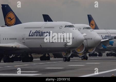 28 décembre 2020, Hessen, Francfort-sur-le-main : les Boeing 747 de Lufthansa sont stationnés sur la piste nord-ouest de l'aéroport de Francfort. C'est là que Lufthansa a garé de nombreux avions long-courriers qui ont été temporairement fermés en raison de la pandémie de Corona. Photo : Boris Roessler/dpa Banque D'Images