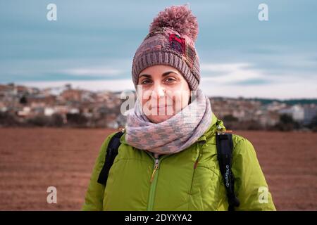 Portrait d'une jeune femme portant des vêtements d'hiver et une casquette de laine. Espace de copie vide pour le texte de l'éditeur. Banque D'Images