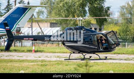 12 septembre 2020, région de Kaluga, Russie. Hélicoptère Bell 505 un vol d'entraînement à l'aérodrome d'Oreshkovo. Banque D'Images