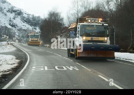 A82 près de Tyndrum, Stirlingshire, Écosse, Royaume-Uni. 28 décembre 2020. Photo : 2 chasse-neige sur l'A82. La neige est encore couché sur les collines à la suite de la chute de neige de la nuit de Storm Bella. Températures de gel avec un avertissement jaune toujours en place émis par le bureau DU MET. Crédit : Colin Fisher/Alay Live News Banque D'Images