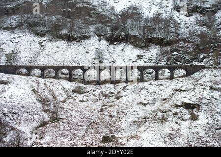 A82 près de Tyndrum, Stirlingshire, Écosse, Royaume-Uni. 28 décembre 2020. Photo : viaduc de Glen Ogle. La neige est encore couché sur les collines à la suite de la chute de neige de la nuit de Storm Bella. Températures de gel avec un avertissement jaune toujours en place émis par le bureau DU MET. Crédit : Colin Fisher/Alay Live News Banque D'Images