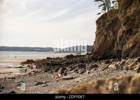 Vue sur la plage d'Amroth et la côte de Pembrokeshire ligne en arrière-plan par temps ensoleillé Banque D'Images