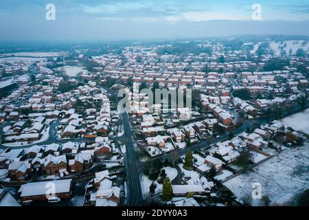 Chutes de neige et brouillard plus blanc sur un petit village rural anglais à la campagne, Cheshire, Royaume-Uni. Noël 2020. Tôt le matin Banque D'Images