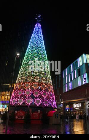 Love Hearts Christmas Tree Illumination - Bar Hutte, centre commercial Liverpool One Banque D'Images