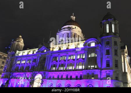 Bâtiment du port de Liverpool illuminé la nuit Banque D'Images