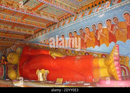 Bouddha couché au temple d'Isurumuniya, Anuradhapura, Sri Lanka Banque D'Images