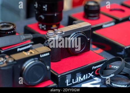 18 août 2018 Moscou, Russie. Caméra électronique Panasonic Lumix sur le comptoir du magasin. Banque D'Images