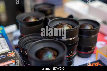 18 août 2018 Moscou, Russie. Objectifs pour les appareils photo et vidéo professionnels de Samyang sur le comptoir du magasin. Banque D'Images