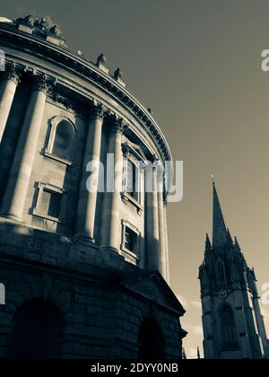 Paysage noir et blanc, Radcliffe Square, Radcliffe Camera and University Church, University Buildings, Oxford, Oxfordshire, Angleterre, Royaume-Uni, GB. Banque D'Images