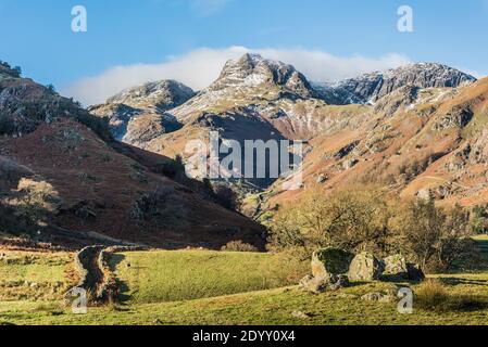 Angleterre. L'image est une scène hivernante des Langdale Pikes, dans la vallée de Langdale du Lake District, non loin de la ville de Cumbrian d'Ambleside Banque D'Images