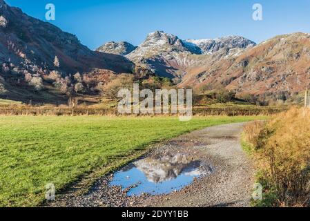 Angleterre. L'image est une scène hivernante des Langdale Pikes, dans la vallée de Langdale du Lake District, non loin de la ville de Cumbrian d'Ambleside Banque D'Images