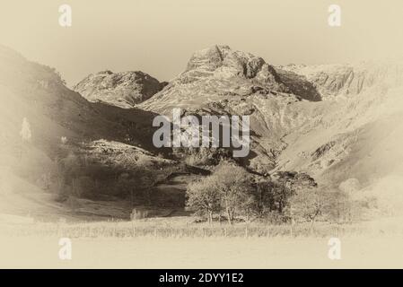 Angleterre. L'image est une scène hivernante des Langdale Pikes, dans la vallée de Langdale du Lake District, non loin de la ville de Cumbrian d'Ambleside Banque D'Images