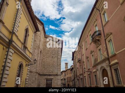 Ascoli Piceno (Italie) - la belle ville médiévale et artistique de la région des Marches, au centre de l'Italie. Voici une vue sur le centre historique. Banque D'Images