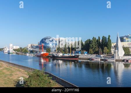 Kaliningrad, Russie, 29 septembre 2020. Navire exposé au musée. Une exposition du. Remblai du musée maritime. Construction de sphères circulaires. Banque D'Images