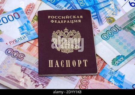 Monnaie russe papier, passeport russe et roubles, deux mille roubles, cinq mille roubles, mille roubles Banque D'Images