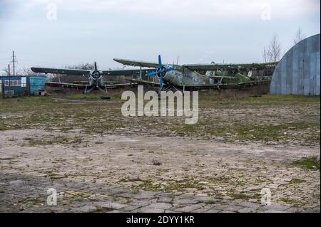 Kaliningrad, Russie, 21 décembre 2019. Terrain d'aviation de Dewau. Avion abandonné. Ancien club d'aviation et de sport. Ancien aéroport de Konigsberg. Banque D'Images