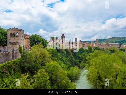 Ascoli Piceno (Italie) - la belle ville médiévale et artistique de la région des Marches, au centre de l'Italie. Voici une vue sur le centre historique. Banque D'Images