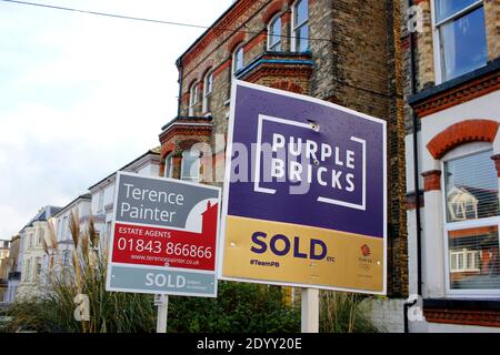 propriétés privées à vendre panneaux d'avis dans la ville de broadescaliers est kent royaume-uni décembre 2020 Banque D'Images
