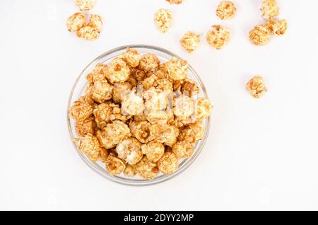 Pop-corn au caramel dans un bol en verre transparent sur un blanc arrière-plan Banque D'Images