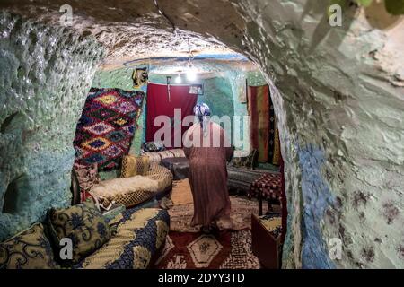 Une berbère dans sa maison traditionnelle. Village de Berber dans les montagnes du Moyen Atlas, Maroc Banque D'Images