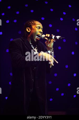 Beverley Knight chante avec Lemar de la BBC's Fame Academy sur scène au Hammersmith Apollo à Londres, Royaume-Uni. 16 décembre 2002. Banque D'Images