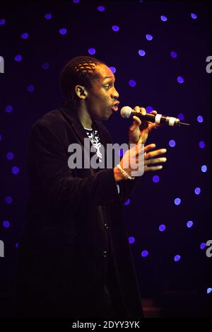 Beverley Knight chante avec Lemar de la BBC's Fame Academy sur scène au Hammersmith Apollo à Londres, Royaume-Uni. 16 décembre 2002. Banque D'Images