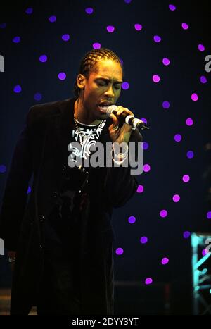 Beverley Knight chante avec Lemar de la BBC's Fame Academy sur scène au Hammersmith Apollo à Londres, Royaume-Uni. 16 décembre 2002. Banque D'Images