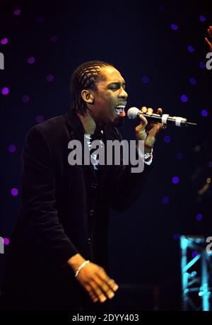 Beverley Knight chante avec Lemar de la BBC's Fame Academy sur scène au Hammersmith Apollo à Londres, Royaume-Uni. 16 décembre 2002. Banque D'Images