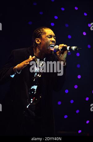 Beverley Knight chante avec Lemar de la BBC's Fame Academy sur scène au Hammersmith Apollo à Londres, Royaume-Uni. 16 décembre 2002. Banque D'Images