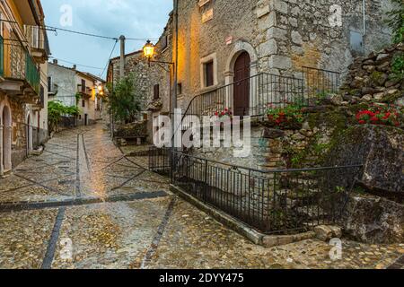 Rue pavée principale dans le village de Roccacaramanico après une pluie. Abruzzes, Italie, Europe Banque D'Images