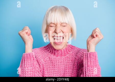 Portrait d'une femme âgée stupéfait s'ouvre les yeux fermés chandail à la bouche avec effet de merde isolé sur fond bleu Banque D'Images