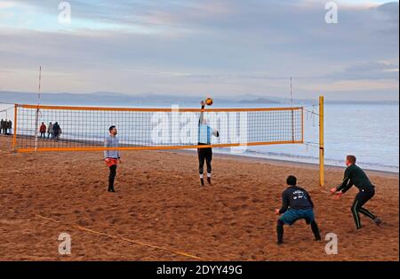 Portobello, Édimbourg, Écosse, Royaume-Uni. 28 décembre 2020. Froid et lumineux au bord de la mer, température de 2 degrés, les joueurs de volley-ball se gardant au chaud en jouant sur la plage de sable crédit: Arch White/Alamy Live News. Banque D'Images