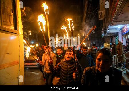 Katmandou, Népal. 28 décembre 2020. Les manifestants népalais tiennent des torches éclairées lors d'une manifestation contre le Premier ministre népalais Khadga Prasad Sharma Oli. Le président népalais Bidya Devi Bhandari a approuvé la dissolution du Parlement et la déclaration des élections générales qui se tiendront en deux phases le 30 avril et le 10 mai. Crédit : SOPA Images Limited/Alamy Live News Banque D'Images